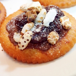 チョコクリームとレーズンとポン菓子の焼きリッツ